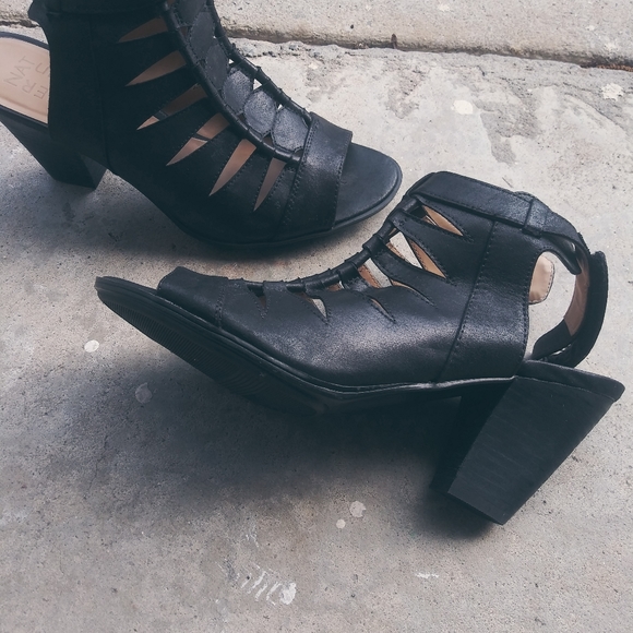 Lot of shoes or will sell individual - Picture 6 of 7